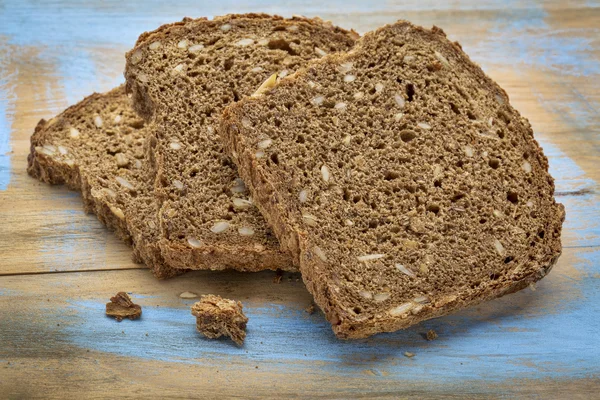 Karanlık çavdar ekmek dilimleri — Stok fotoğraf