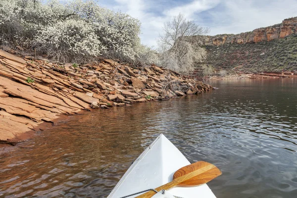 Canoa de primavera remando — Foto de Stock