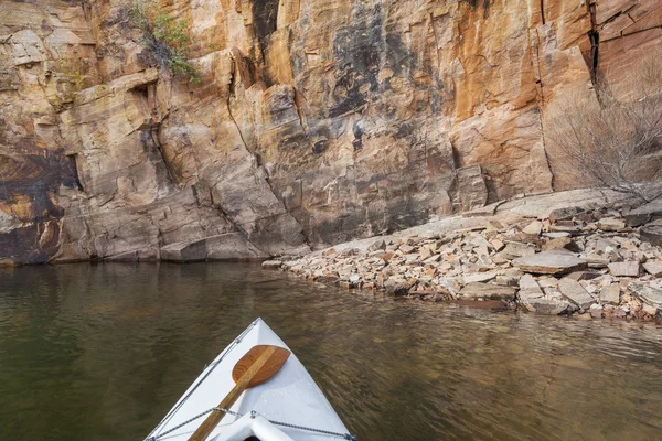 Canoa en un lago de Colorado — Foto de Stock
