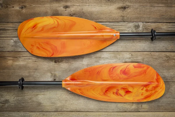 Colorful kayak paddles — Stock Photo, Image