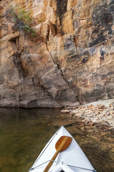 Canoa en un lago de Colorado — Foto de Stock