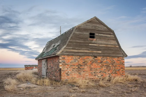 Abandoned brick barn — Stock Photo, Image