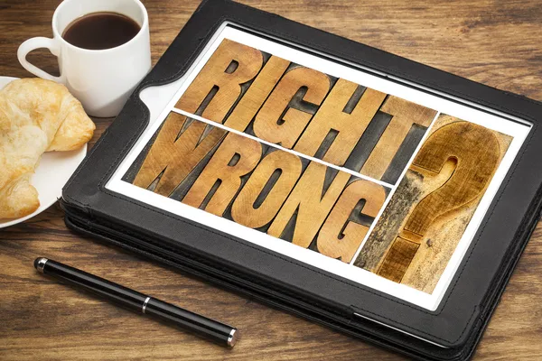 Right or wrong dilemma on tablet — Stock Photo, Image