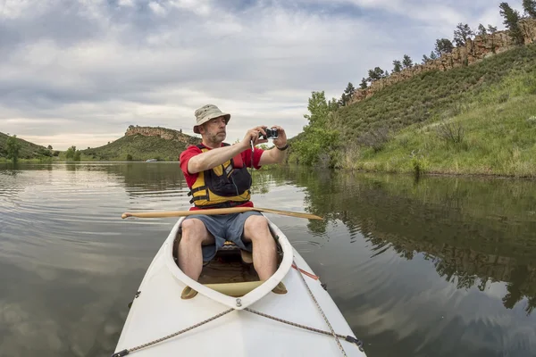 Canoe paddler photographing — Stock Photo, Image