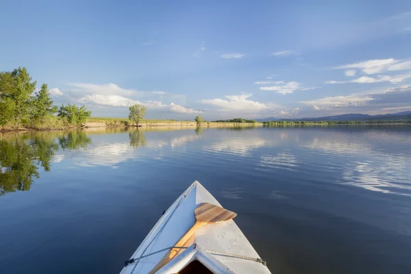 Canot d'été pagayant sur le lac — Photo