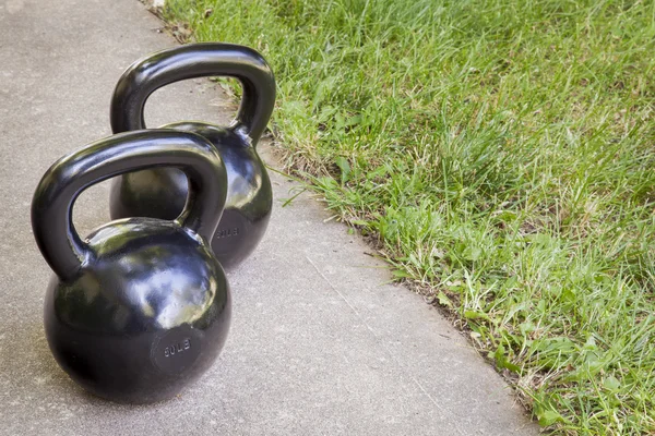 Kettlebells - achtertuin fitness — Stockfoto