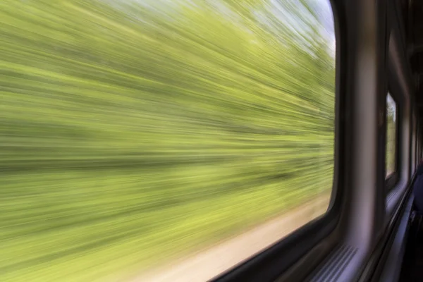 Paisaje abstracto borroso a través de la ventana del tren — Foto de Stock