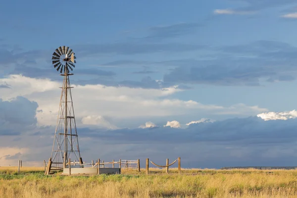 Mulino a vento in Colorado prateria — Foto Stock