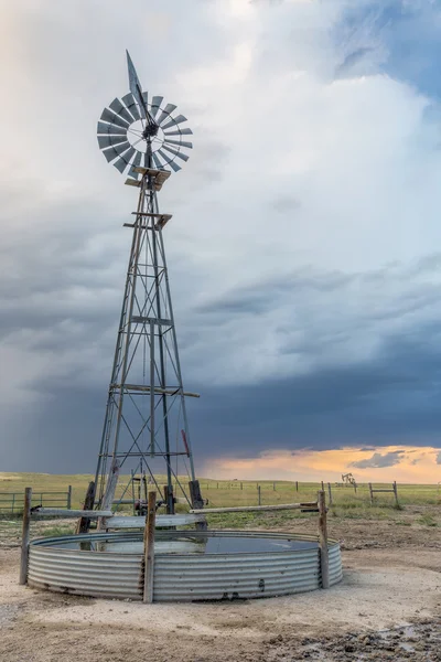 Molino de viento en Colorado prairie —  Fotos de Stock