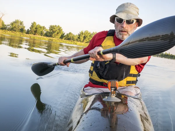 Remar un kayak rápido — Foto de Stock