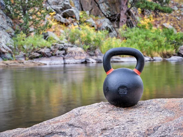 Schwere Eiserne Wettkampf Kettlebell Für Krafttraining Ufer Des Gebirgsflusses Outdoor — Stockfoto