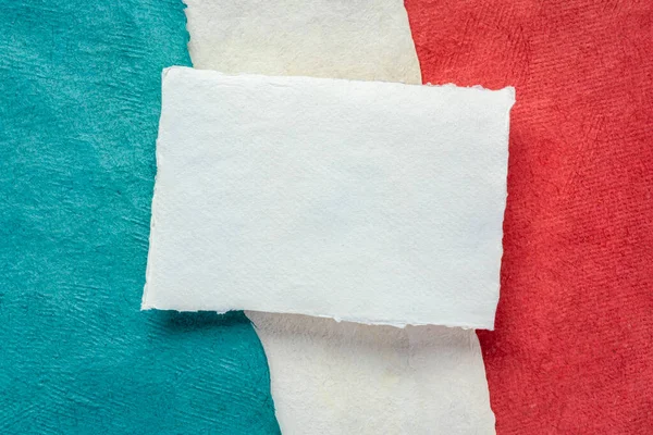 Folha Branco Papel Texturizado Branco Contra Abstrato Nas Cores Bandeira — Fotografia de Stock