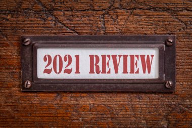 2021 incelemesi - grunge ahşap dosya dolabında bir etiket. Geçen yıl değerlendirmesi, özet ve gözden geçirme kavramı.