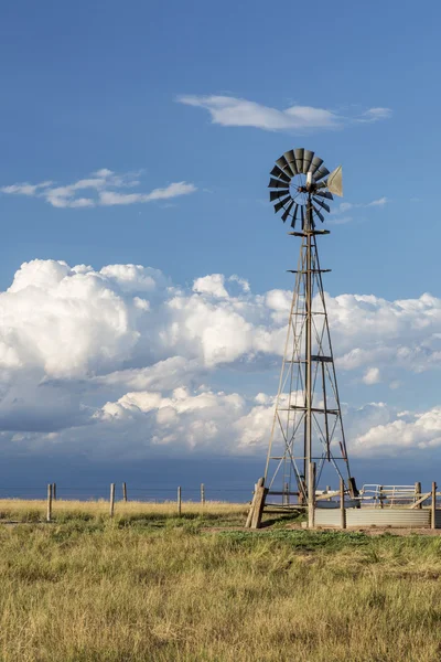 风车在科罗拉多州的大草原 — 图库照片