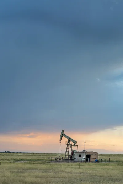 Εξέδρα άντλησης πετρελαίου σε ένα λιβάδι του Κολοράντο — Φωτογραφία Αρχείου