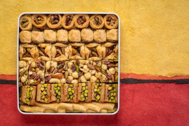 Bir teneke kutuda geleneksel Türk baklava hamur işi çeşitleri, İran ya da Lübnan baklavası olarak da bilinen bir tatlı, fotokopi alanı olan dokulu kağıt zemin