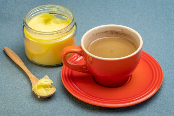 Kopje Verse Vette Koffie Met Ghee Geklaarde Boter Mct Olie — Stockfoto