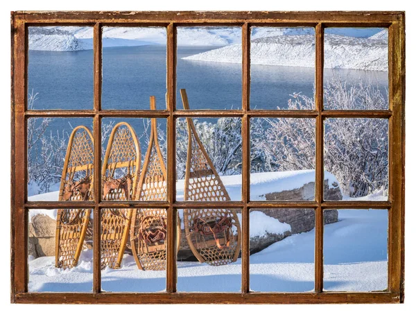 스러운 오두막집 창문에서 수있는 호숫가 — 스톡 사진