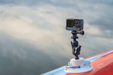 Fort Collins, CO, ABD - 7 Ekim 2021: GoPro Hero 10 su geçirmez kamera RAM montajı ve Seasucker vakum bardağı ile bir kürek ya da kano güvertesine monte.