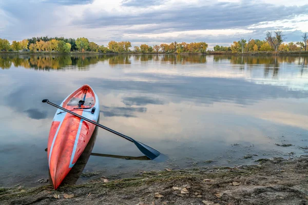 Carreras Aguas Planas Levantan Con Una Paleta Orilla Lago Atardecer —  Fotos de Stock