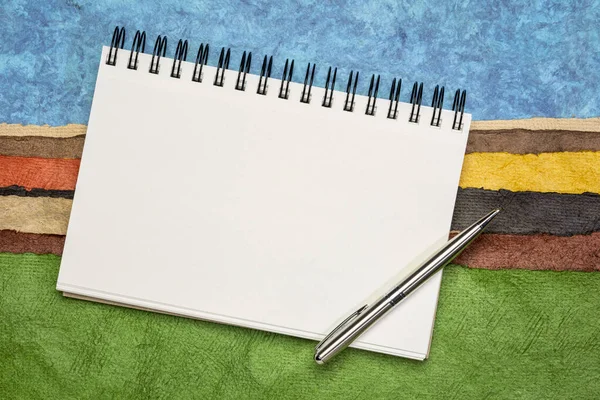 Renkli Soyut Kağıt Manzarasına Karşı Kalemle Çizim Kitabı Tebrik Kartı — Stok fotoğraf