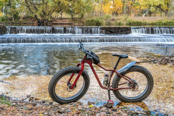 Vette Mountainbike Een Rivieroever Poudre River Met Een Afleidingsdam Fort — Stockfoto