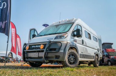Lothe, CO, ABD - 29 Ağustos 2021: Winnebago Solis Pocket karavan Ram ProMaster şasesi üzerinde Overland Expo Mountain West.