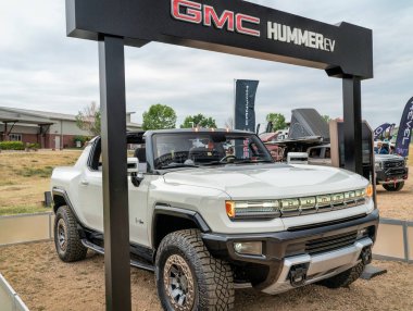 Lothe, CO, ABD - 29 Ağustos 2021: GMC HUMMER EV pikap, Overland Expo Mountain West 'te elektrikli kamyon.