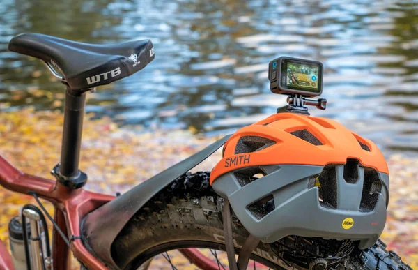 フォート コリンズ 2021年10月7日 Gopro Hero 10防水アクションカメラは 秋の風景の中に自転車のヘルメット 川の岸に取り付けられました — ストック写真