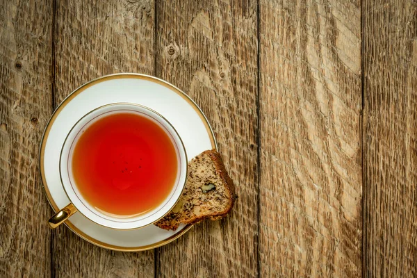 Plasterek Świeżego Bananowego Chleba Orzechowego Filiżanką Czerwonej Herbaty Rooibos Rustykalnym — Zdjęcie stockowe