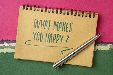 Seni ne mutlu eder? Renkli kağıt peyzaj, mutluluk ve kişisel gelişim kavramına karşı el yazısıyla yazılmış bir soru..