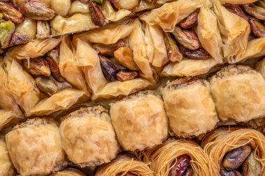Geleneksel Türk baklava hamur işlerinin çeşitli çeşitleri, tatlı olarak İran ya da Lübnan baklavası olarak da bilinir.