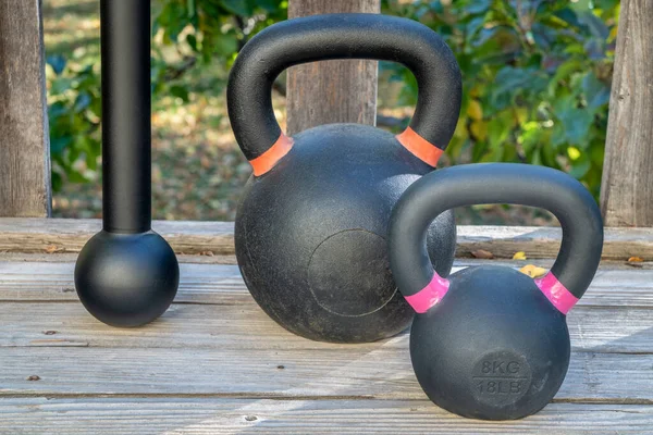 Stalen Knots Macebell Ijzeren Ketelbellen Een Houten Dek Fitnessconcept Met — Stockfoto