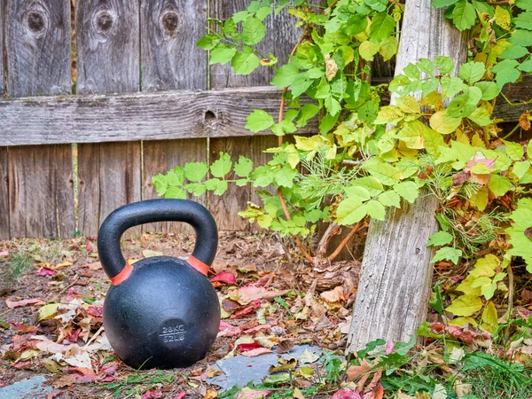 Kettlebell Ferro Pesante Cortile All Aperto Contro Cancello Legno Rustico — Foto Stock