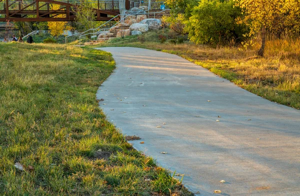 コロラド州フォートコリンズのポウダー川沿いの自転車道の風景 歩道橋 遠くの人々 レクリエーション 通勤の概念 — ストック写真