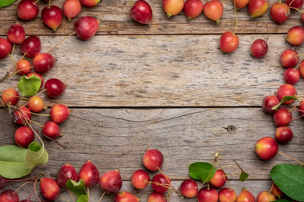Rustic Wood Texture Background Framed Red Crab Apples Copy Space — Stock Photo, Image