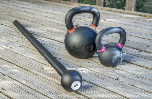 Macis Acciaio Macebell Kettlebells Del Ferro Una Piattaforma Legno Concetto — Foto Stock