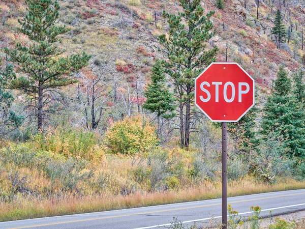 Znak Stopu Górskiej Autostradzie Jesiennej Scenerii Poudre Canyon Północnym Kolorado — Zdjęcie stockowe