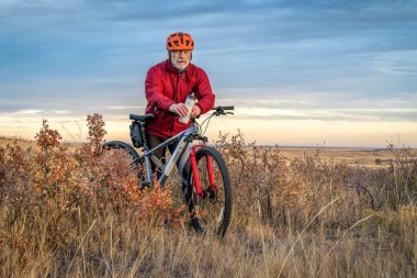 Son sınıf bisikletçisi Colorado ovasında dağ bisikleti sürüyor - Soapstone Prairie Natural Area ve geçen sonbahar renkleri Ekim ayı sonlarında
