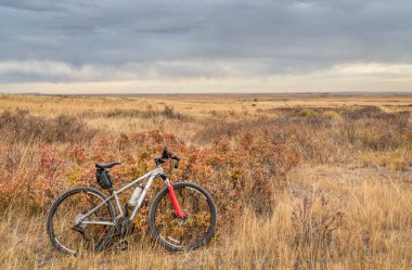 Colorado ovasında tek bir patikada dağ bisikleti - Soapstone Prairie Doğal Alanı - Geçen sonbahar renkleri Ekim sonlarında