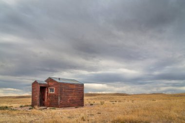 Eski, metal, paslı bir kulübe, Kuzey Colorado 'daki Soapstone bozkırı doğal alanı.