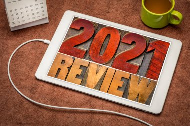 2021 Yıllık Değerlendirme Pankartı - son yılın özeti - dijital tablet üzerinde bir fincan kahveyle harf tahtası tipi bloklarda soyut sözcük