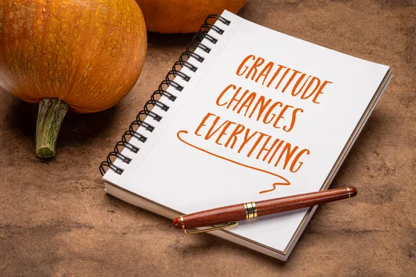 Tacksamhet Förändrar Allt Inspirerande Handstil Anteckningsbok Med Pumpor Thanksgiving Koncept — Stockfoto