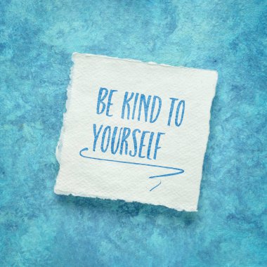 Kendinize iyi davranın. El yazısı, kişisel bakım, sağlıklı yaşam tarzı ve kişisel gelişim kavramı.