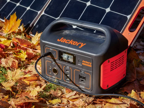 美国科林斯堡 2021年11月4日 Jackery Explorer 500 518Wh锂便携式电站在一片五彩缤纷的干叶覆盖的土地上被太阳能电池板充电 — 图库照片