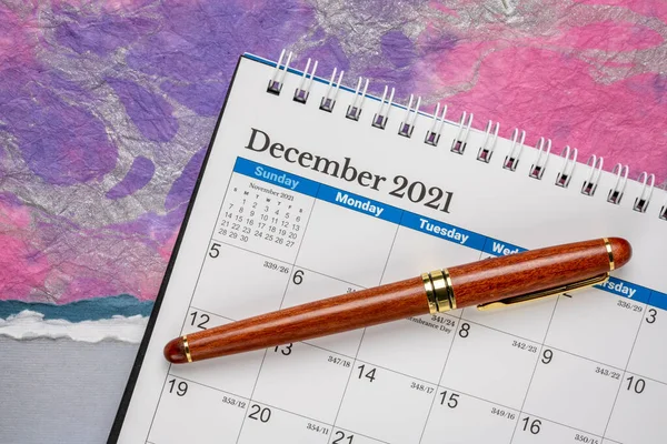 Δεκέμβριος 2021 Σπειροειδές Ημερολόγιο Desktop Έναντι Πολύχρωμο Αφηρημένο Τοπίο Χαρτί — Φωτογραφία Αρχείου