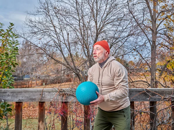 Macho Sênior Final Dos Anos Está Exercitando Com Uma Bola — Fotografia de Stock