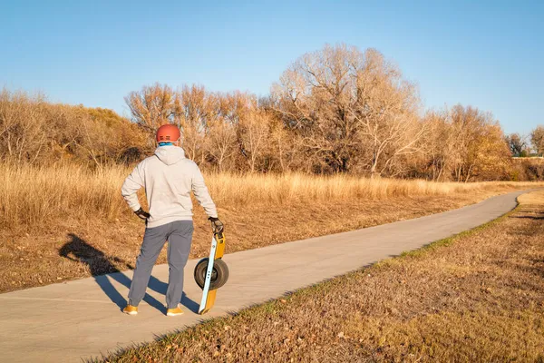 Homem Sênior Está Com Skate Elétrico Uma Roda Uma Trilha — Fotografia de Stock