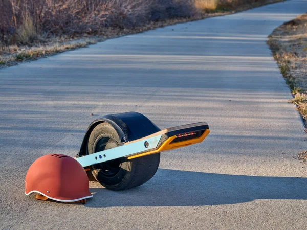 Μονοκινητήρια Ηλεκτρικά Skateboard Προσωπική Μεταφορέα Κράνος Ένα Πλακόστρωτο Μονοπάτι Ποδήλατο — Φωτογραφία Αρχείου