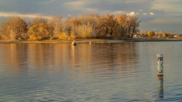 Тихое Озеро Ноябре Пейзаж Предупреждающими Буями Boyd Lake State Park — стоковое фото